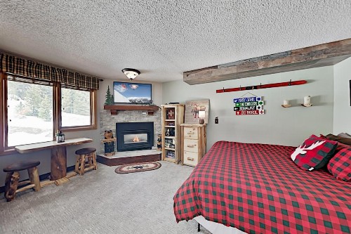 Ski-In/Ski-Out Condo: Balcony Fireplace & Hot Tub condo