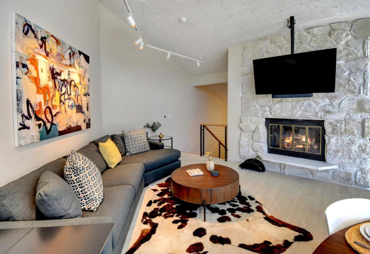 Luxury Condo On River Hot Tub Next to Ski Resort - FREE Activities & Equipment Rentals Daily - main image