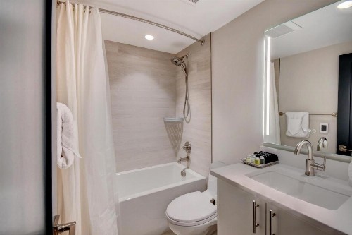 Luxury Condo On River Hot Tub Next to Ski Resort - FREE Activities & Equipment Rentals Daily - image 16