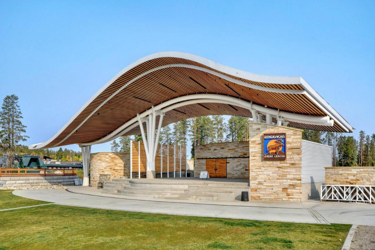Luxury Condo On River Hot Tub Next to Ski Resort - FREE Activities & Equipment Rentals Daily - image 7