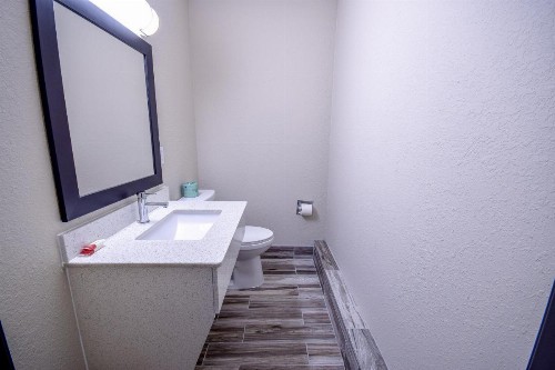 Days Inn & Suites by Wyndham Wisconsin Dells - image 9