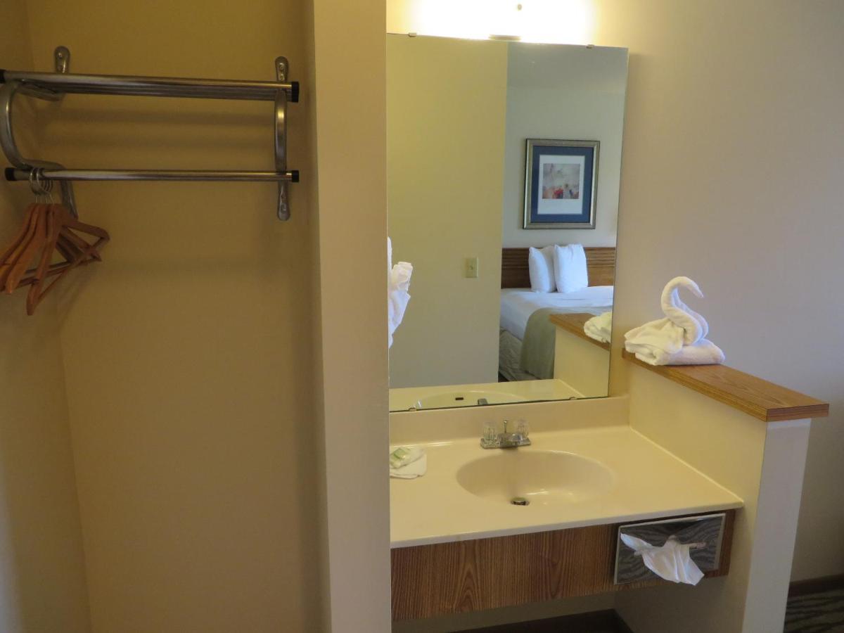 Malibu Inn - image 3
