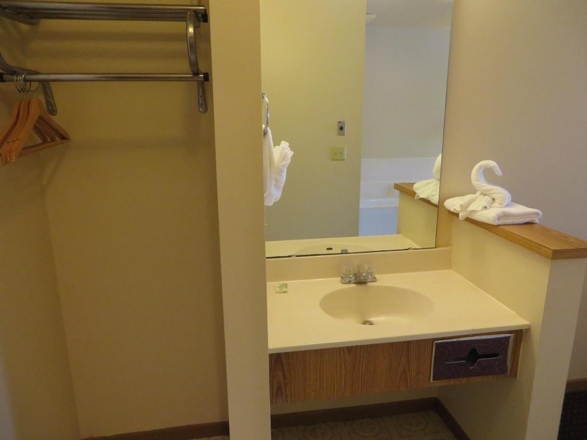 Malibu Inn - image 5