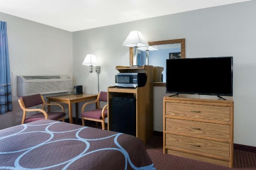 Super 8 by Wyndham Wisconsin Dells - image 2