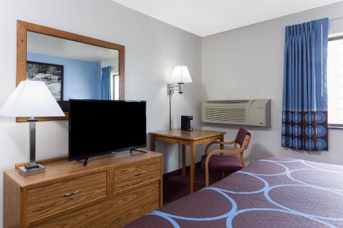 Super 8 by Wyndham Wisconsin Dells - image 25