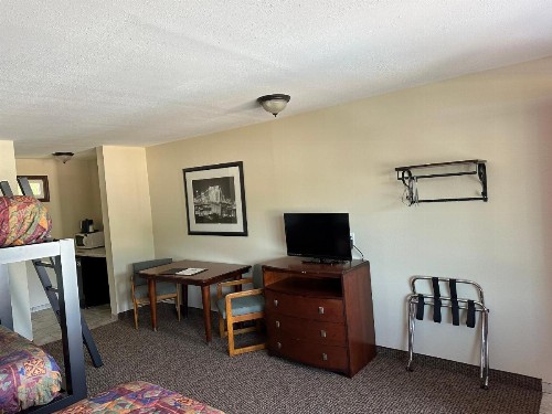All Star Inn & Suites - image 11