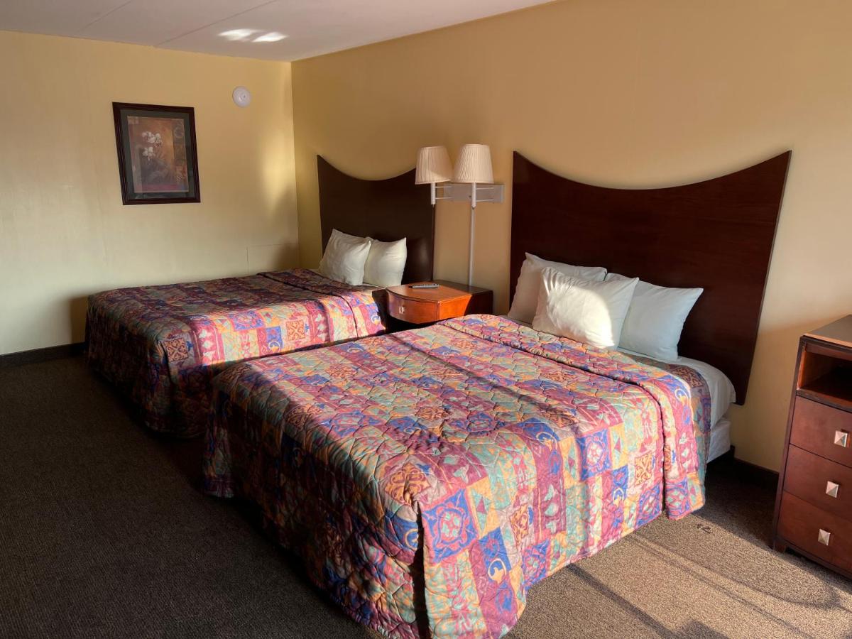 All Star Inn & Suites - image 2