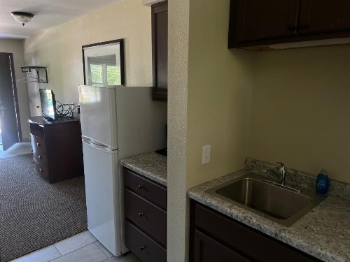 All Star Inn & Suites - image 5