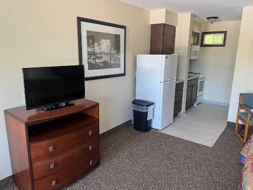 All Star Inn & Suites - image 9