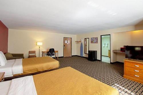Econo Lodge Inn & Suites - image 10