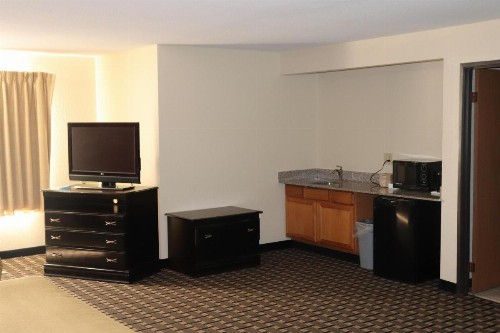 Econo Lodge Inn & Suites - image 26