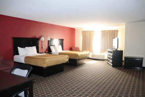 Econo Lodge Inn & Suites - image 28