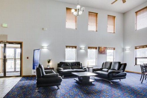 Econo Lodge Inn & Suites - image 3