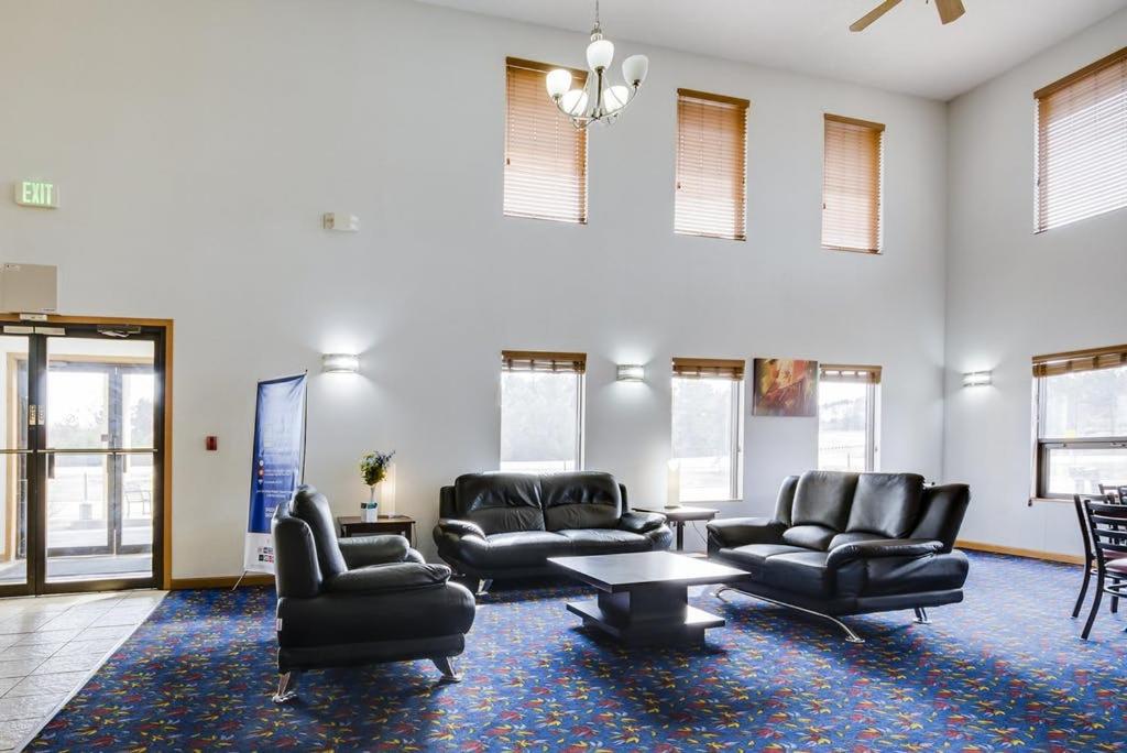 Econo Lodge Inn & Suites - image 3