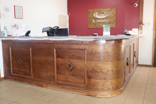 Econo Lodge Inn & Suites - image 32