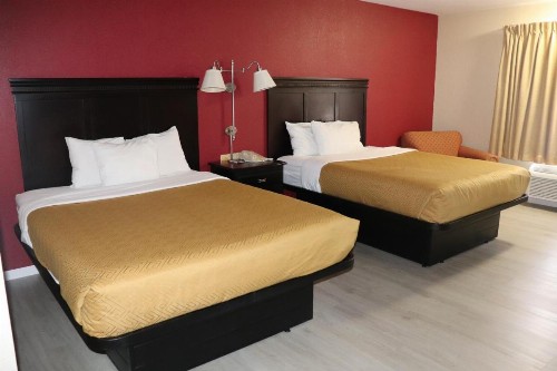 Econo Lodge Inn & Suites - image 33
