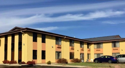 Econo Lodge Inn & Suites - image 34