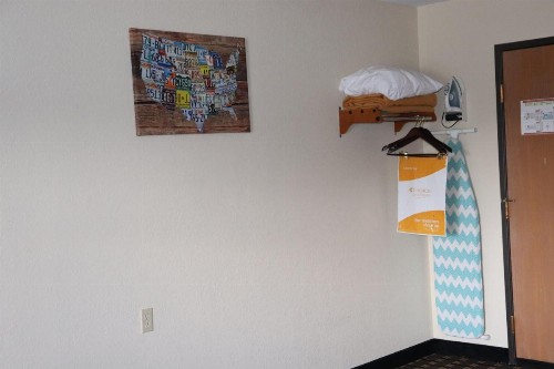 Econo Lodge Inn & Suites - image 35