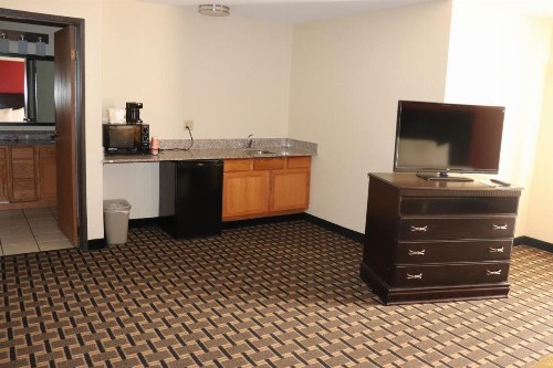 Econo Lodge Inn & Suites - image 36