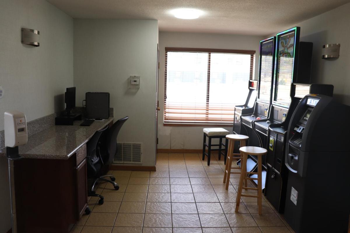 Econo Lodge Inn & Suites - image 4