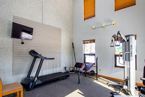 Econo Lodge Inn & Suites - image 5