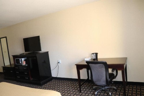 Econo Lodge Inn & Suites - image 7