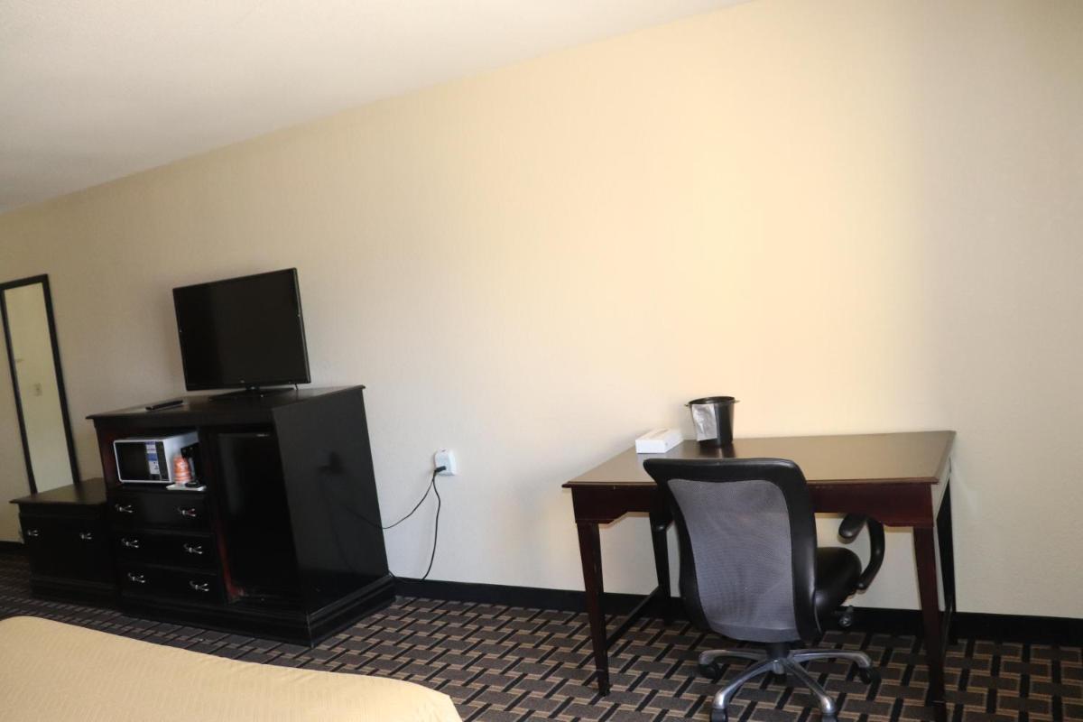 Econo Lodge Inn & Suites - image 7