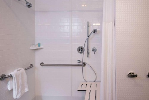 Hampton Inn and Suites at Wisconsin Dells Lake Delton - image 11