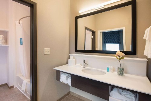 Hampton Inn and Suites at Wisconsin Dells Lake Delton - image 17