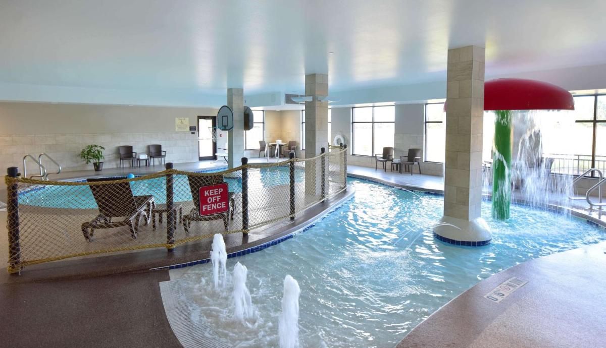 Hampton Inn and Suites at Wisconsin Dells Lake Delton - image 2