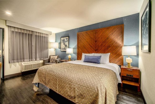 818 Hotel + Pool Ascend Hotel Collection by Choice - image 8