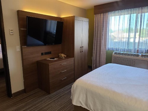 Holiday Inn Express Hotel & Suites Woodland Hills an IHG Hotel - image 28