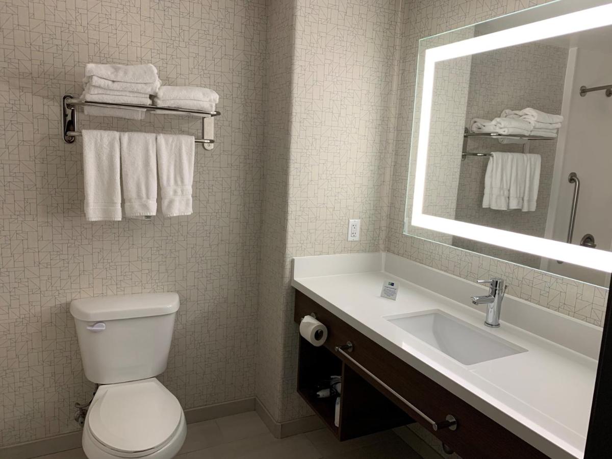 Holiday Inn Express Hotel & Suites Woodland Hills an IHG Hotel - image 4