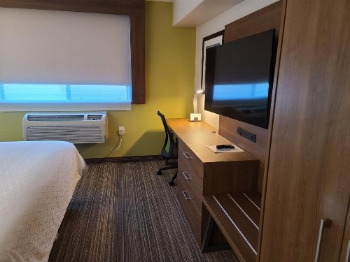 Holiday Inn Express Hotel & Suites Woodland Hills an IHG Hotel - image 5