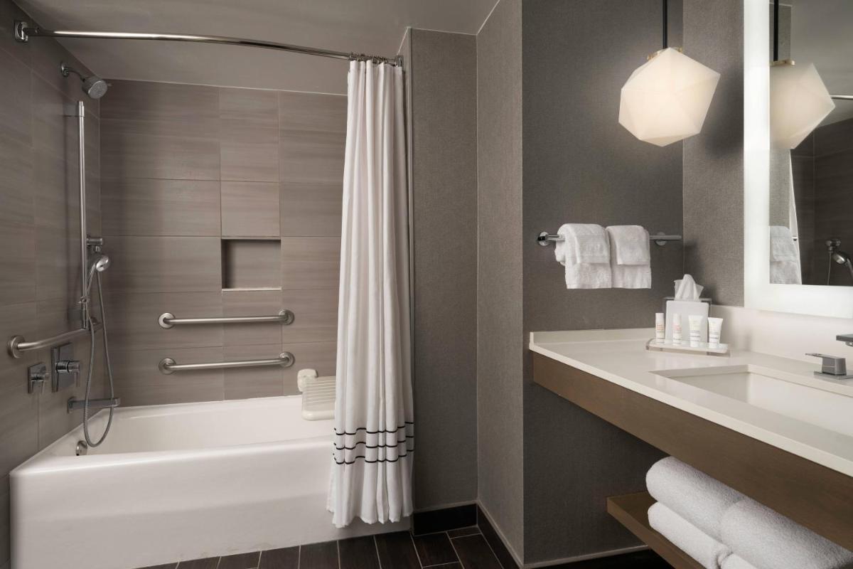 Warner Center Marriott Woodland Hills - image 4