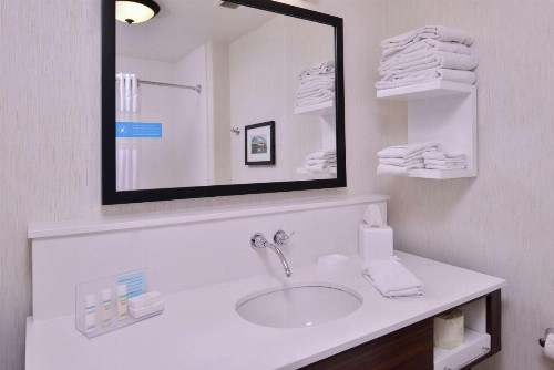 Hampton Inn & Suites Woodland-Sacramento Area - image 11