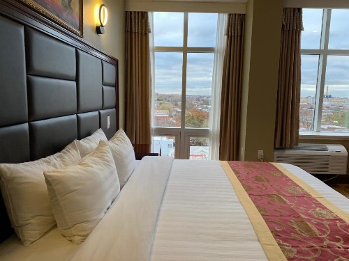 The Queens Hotel - image 2