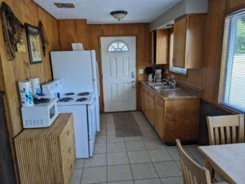 Silver Surf Motel - image 32