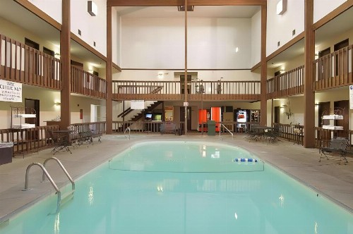 Super 8 by Wyndham York NE - image 11