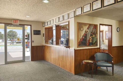 Super 8 by Wyndham York NE - image 2