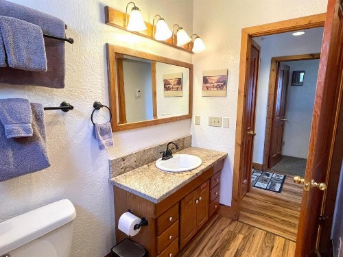 Yosemite's Scenic Wonders - 6BR/4BA Tri-Level Home - image 10