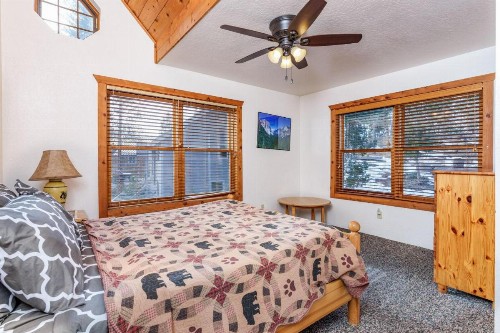 Yosemite's Scenic Wonders - 6BR/4BA Tri-Level Home - image 16