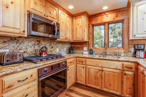 Yosemite's Scenic Wonders - 6BR/4BA Tri-Level Home - image 29