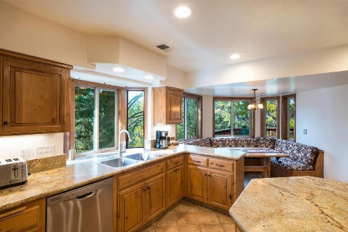 Four Seasons - 3BR/4BA Holiday Home - image 6