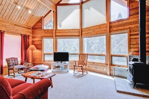Red Fox Retreat - 2BR/2BA Tri-Level Home - image 2
