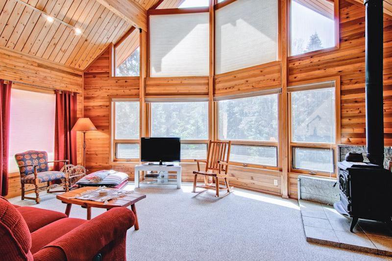 Red Fox Retreat - 2BR/2BA Tri-Level Home - image 2