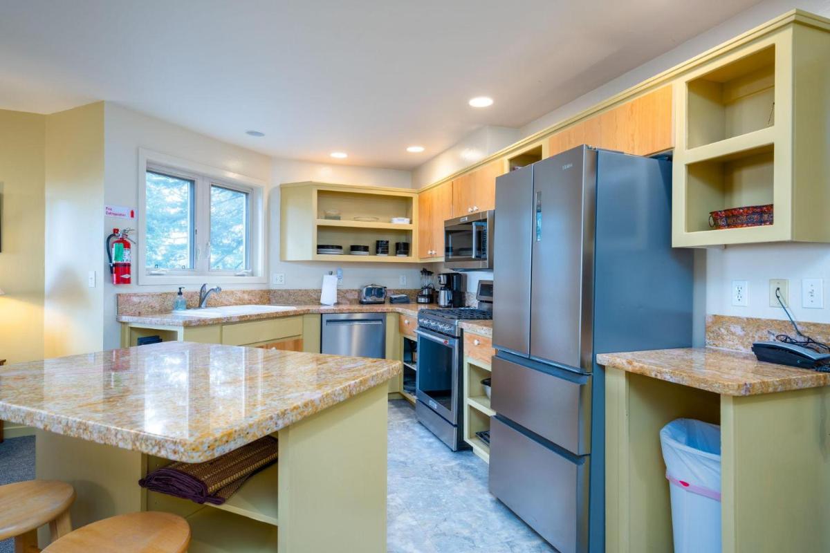 Falcons Nest (Downstairs) - 3BR/3BA Home - image 6
