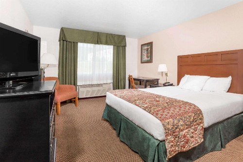Baymont by Wyndham Yreka - image 10