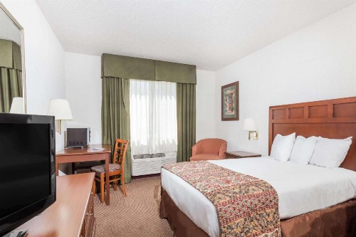 Baymont by Wyndham Yreka - image 11