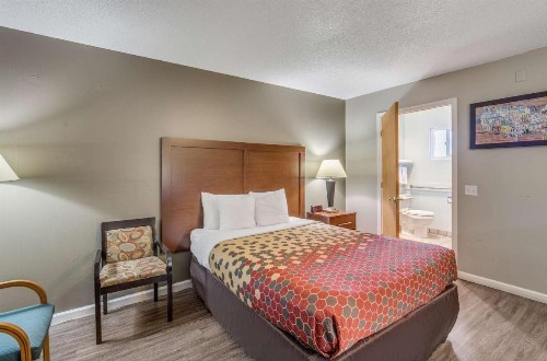 Econo Lodge Yreka - image 11